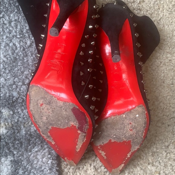 Louboutin Willetta 100 Pointy Black Suede Bootie - Picture 5 of 8